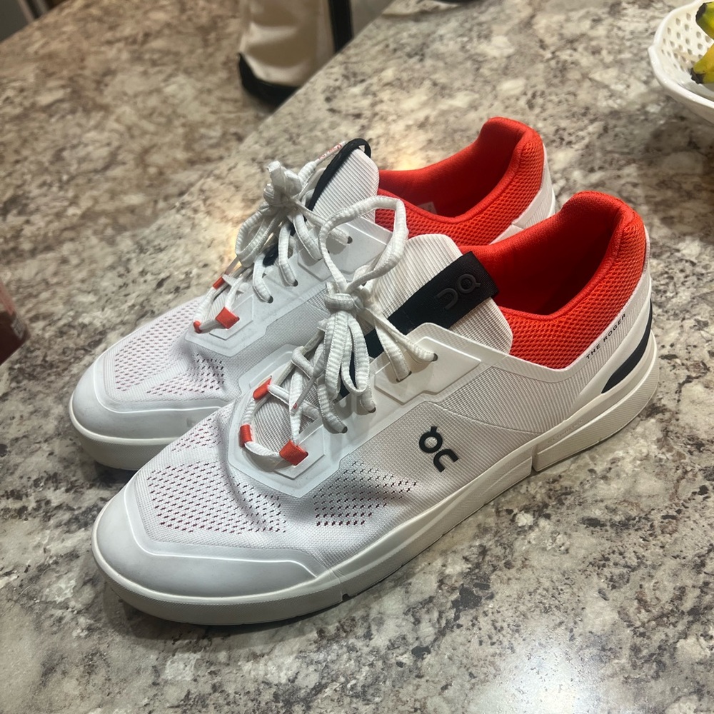 Men’s ON The Roger court/tennis shoe
